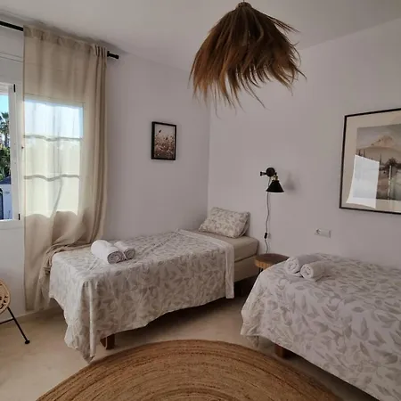 3-Bedroom House With A Private Sunny Garden And Community Pool In Marbella Near Puerto Banus *