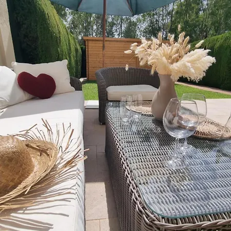 度假居 3-bedroom House With A Private Sunny Garden And Community Pool In Near Puerto Banus *