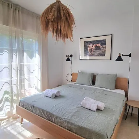 3-bedroom House With A Private Sunny Garden And Community Pool In Near Puerto Banus بيت للعطل ماربيا