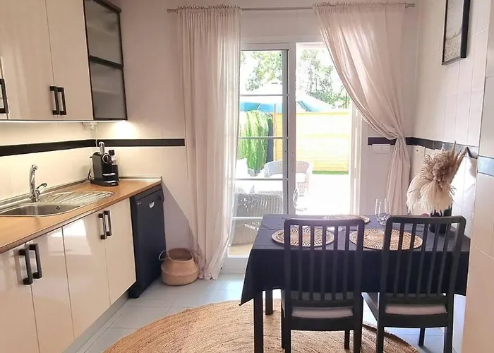 3-Bedroom House With A Private Sunny Garden And Community Pool In Marbella Near Puerto Banus *