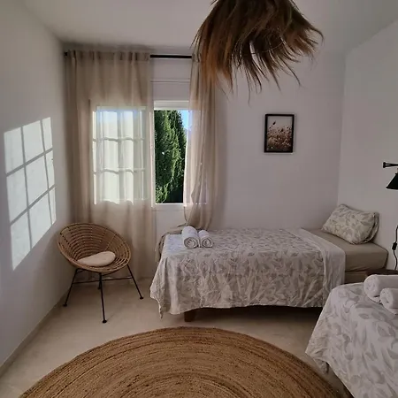 Hébergement de vacances 3-Bedroom House With A Private Sunny Garden And Community Pool In Marbella Near Puerto Banus *